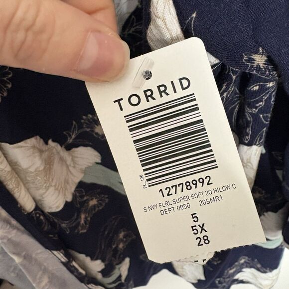 Torrid Super Soft Floral Open Front Hilow Cardigan in Navy Blue Size 5 = 5X NWT - Picture 4 of 6